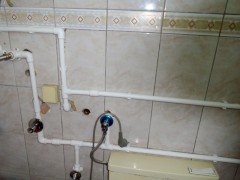 Izmeštanje cevi za toplu i hladnu vodu